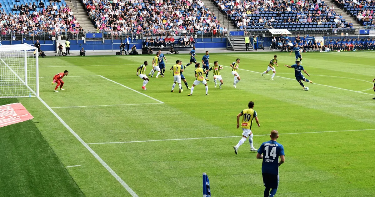 Mecz piłkarski na pełnym stadionie, symbol zakładów na piłkę nożną